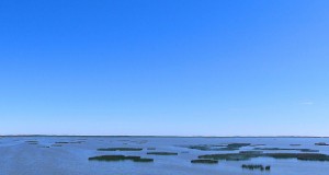 Kamienna wyspa na jeziorze Gardno